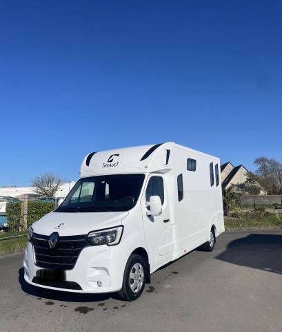 Horsebox HGV Renault master proteo switch stalles 2023 Used