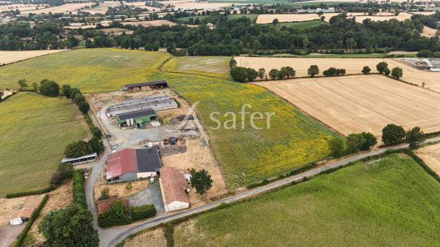Hog farm / Piggery  Vend&eacute;e