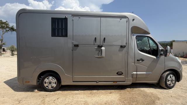 Horsebox HGV STX 3 places assises Stalle 2 chevaux  2014 Used