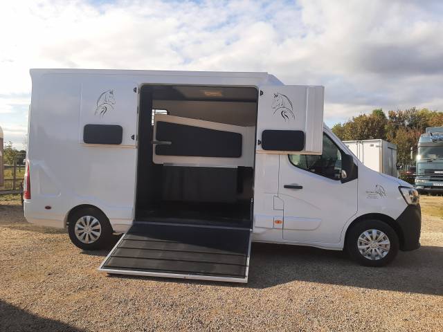 Horsebox HGV Renault Master 2022 Used