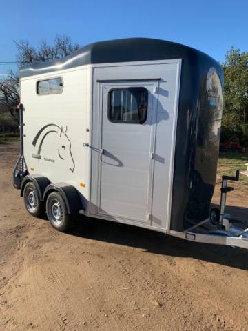 Horse trailer Cheval Liberte Touring Jumping 2 Stalls 2023 Used