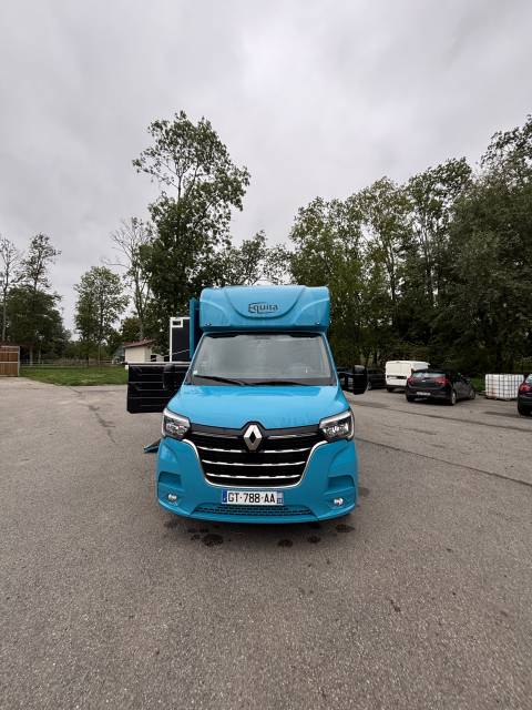 Horse trailer Renault RENAULT MASTER ÉQUITA 2 Stalls 2023 Used