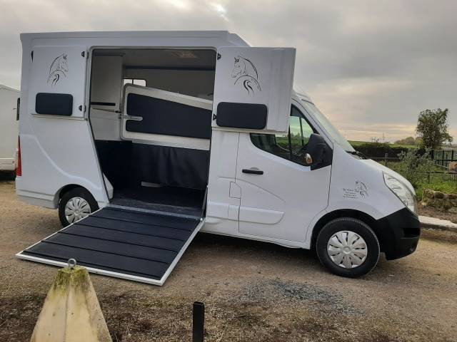 Horsebox HGV Renault Master III 2015 Used