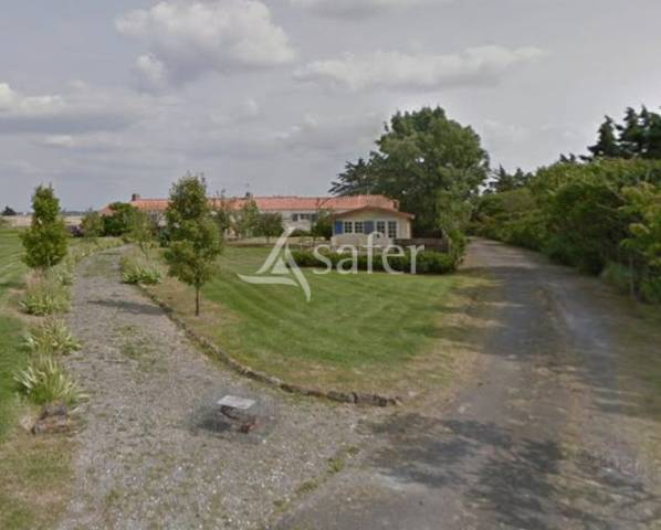 Equestrian property  Vend&eacute;e