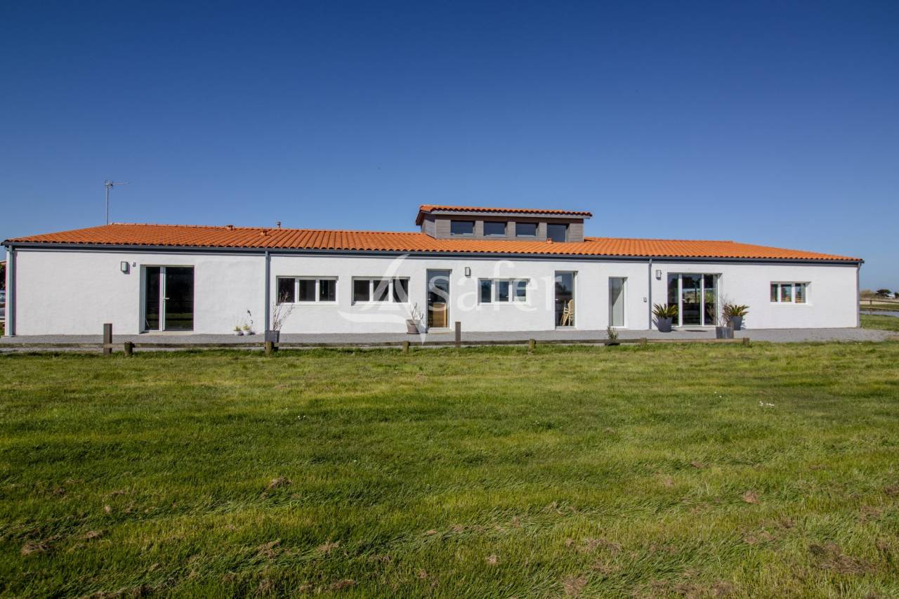 Equestrian property  Vend&eacute;e