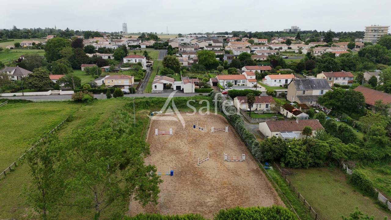 Equestrian property  Vend&eacute;e