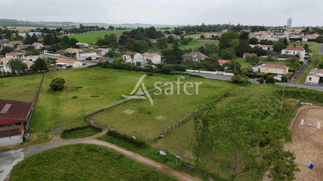 Equestrian property  Vend&eacute;e