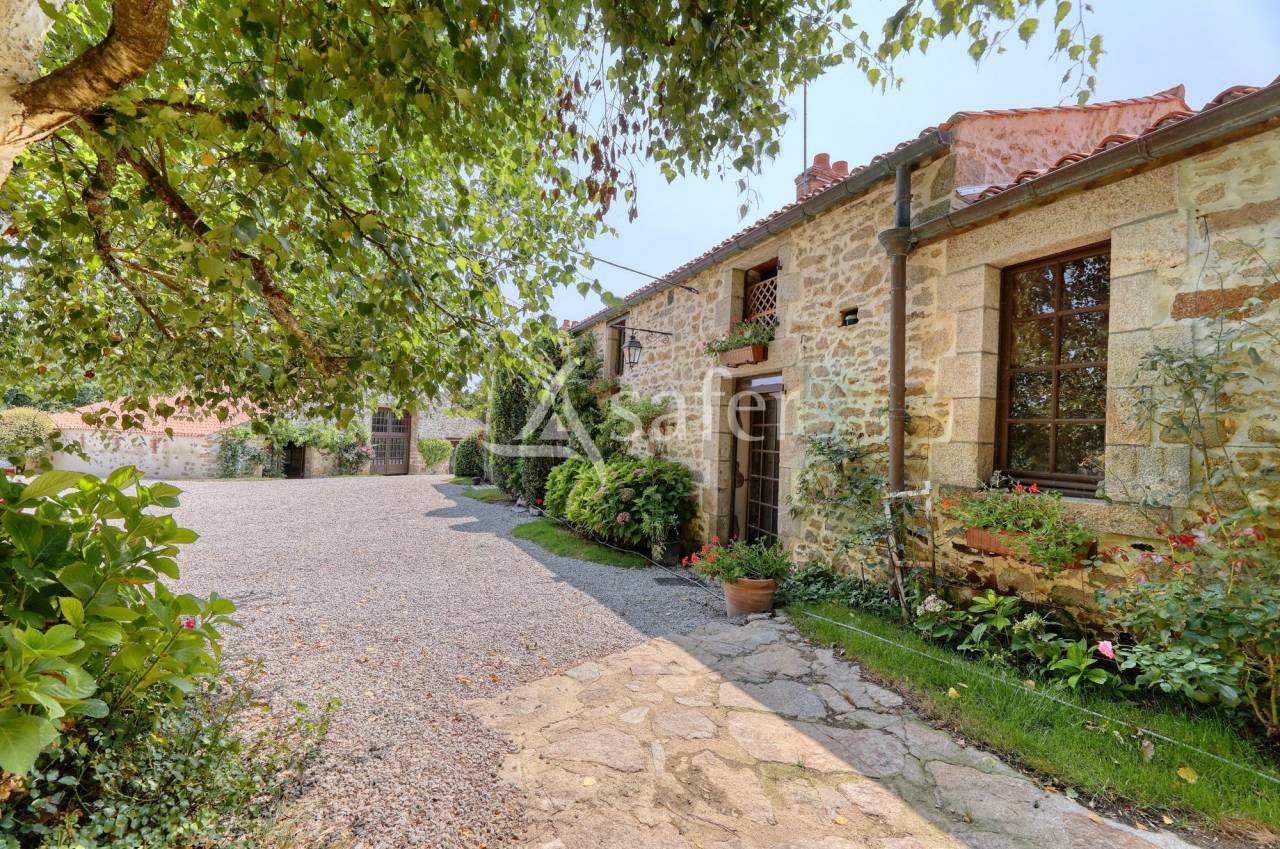 Equestrian property  Vend&eacute;e