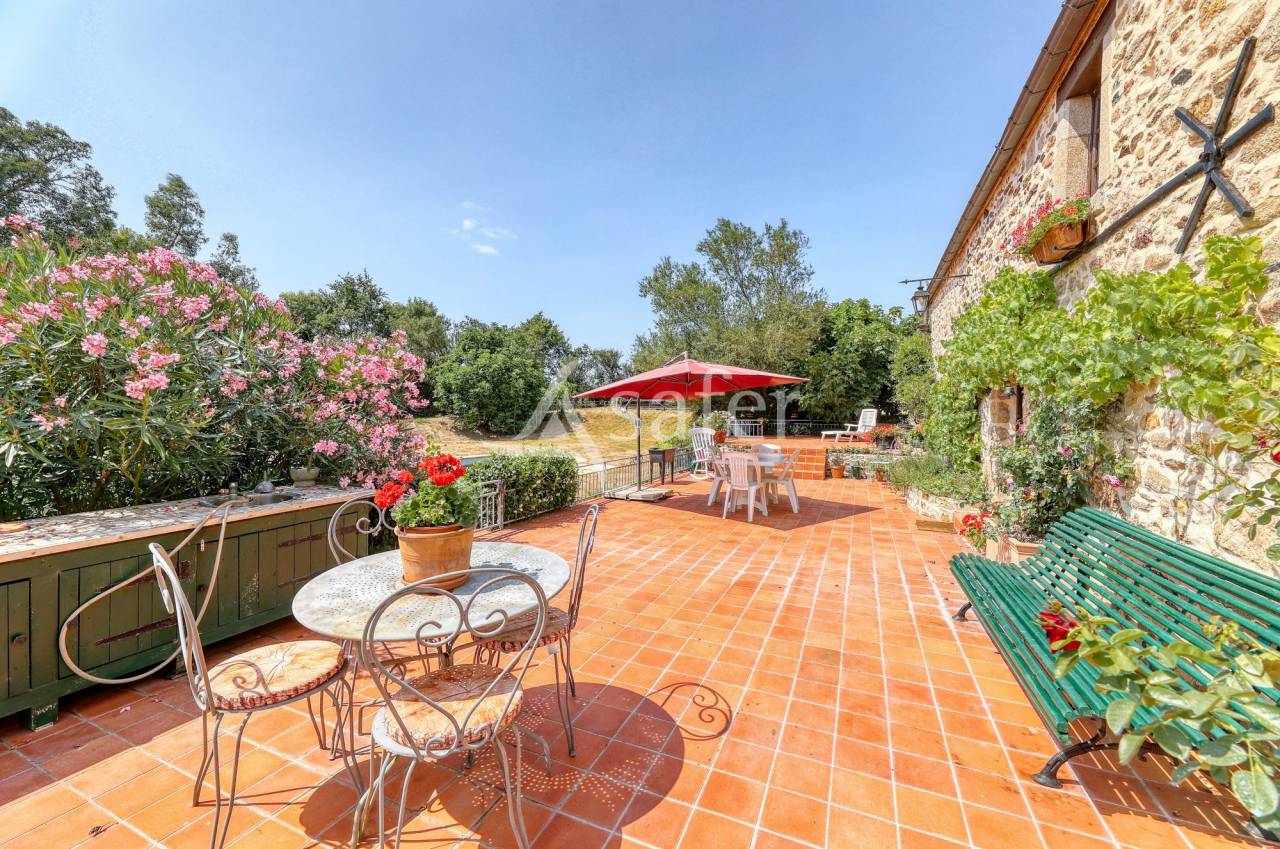 Equestrian property  Vend&eacute;e