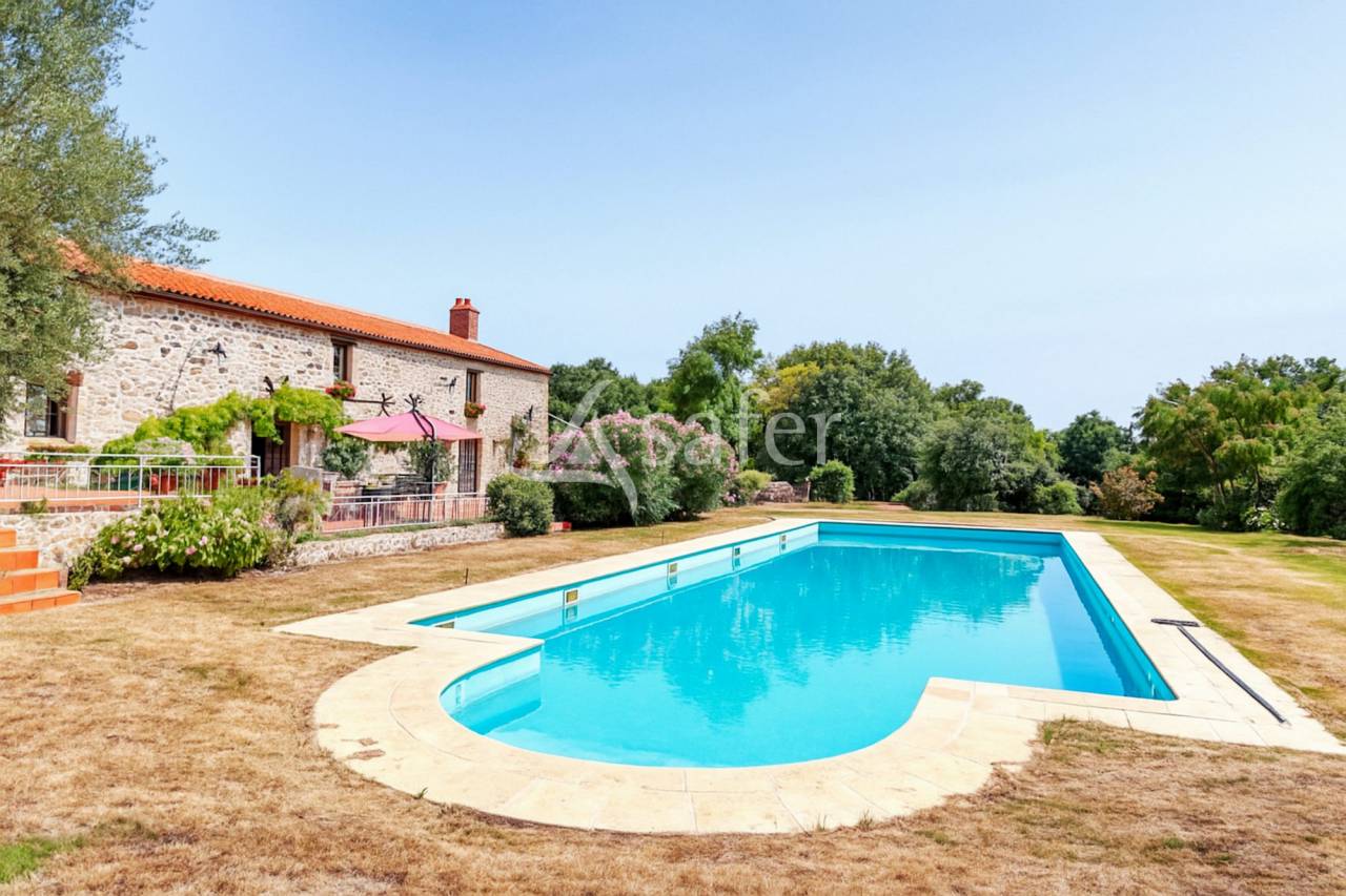 Equestrian property  Vend&eacute;e