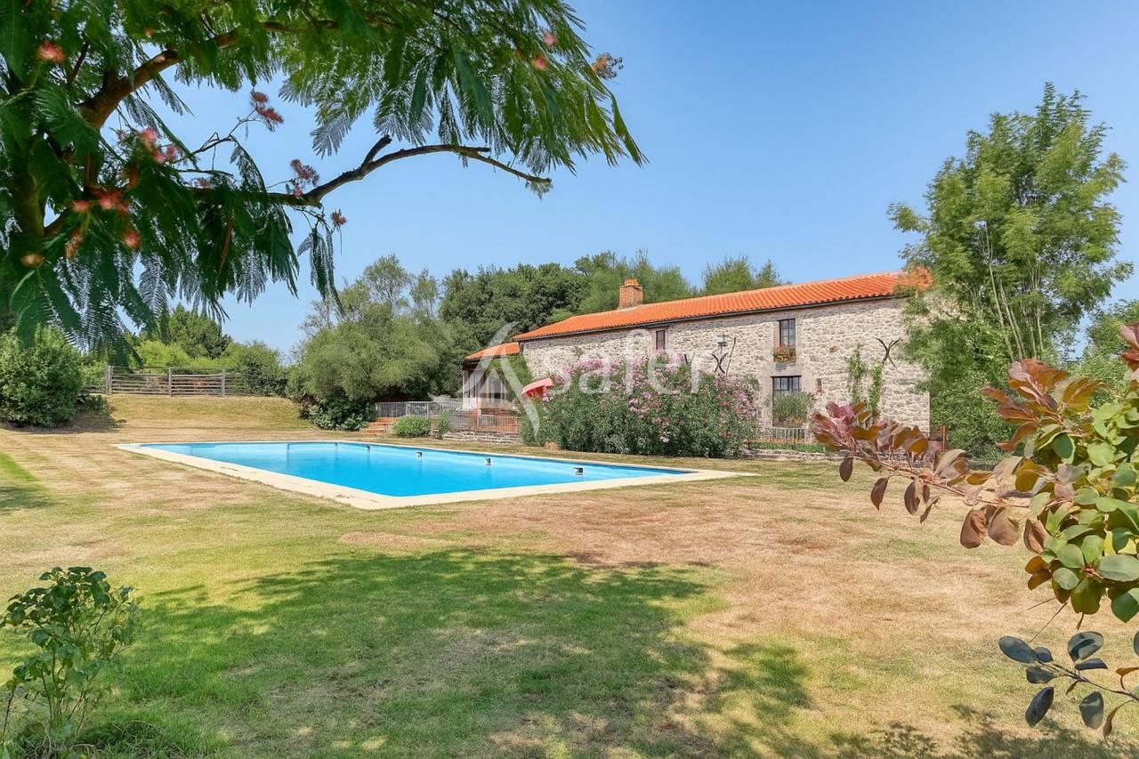 Equestrian property  Vend&eacute;e