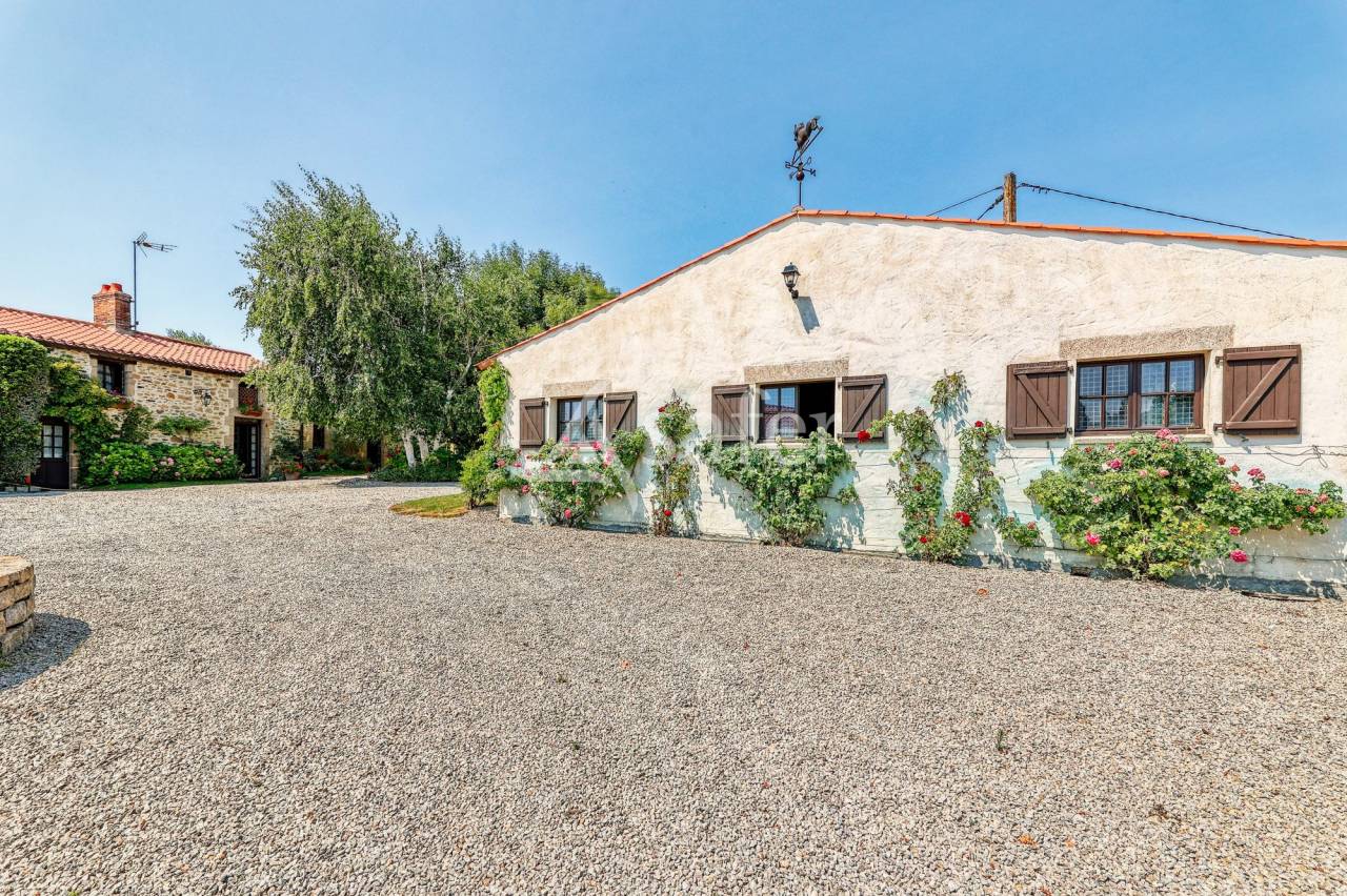 Equestrian property  Vend&eacute;e