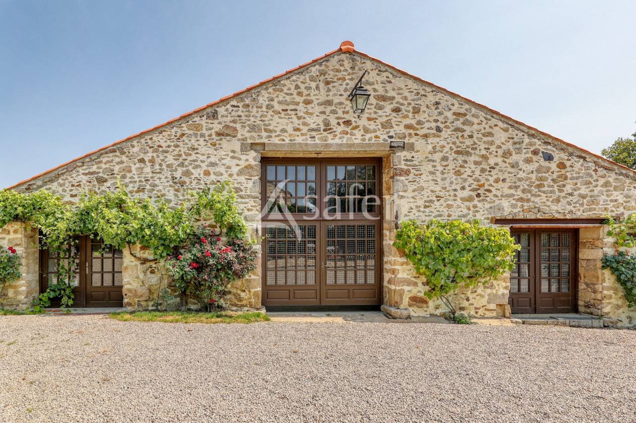 Equestrian property  Vend&eacute;e