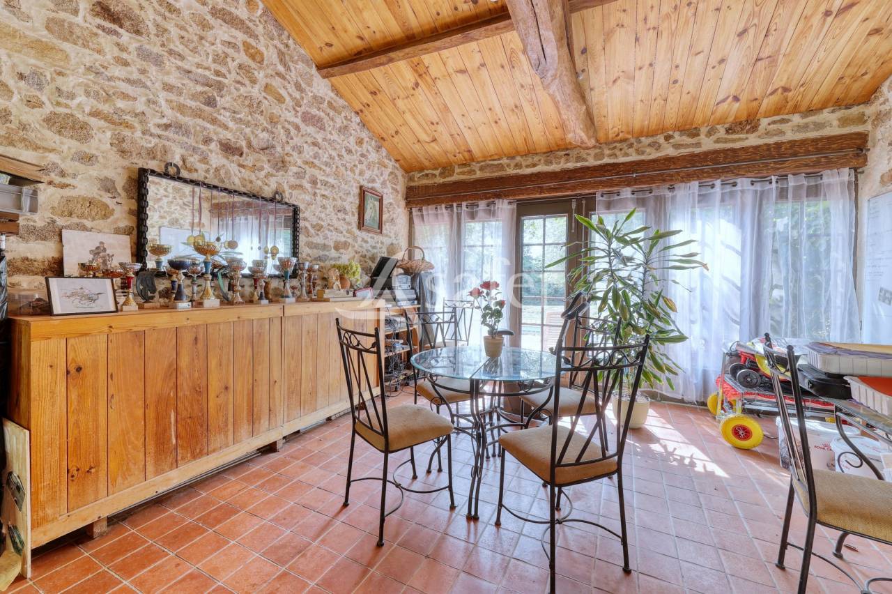 Equestrian property  Vend&eacute;e