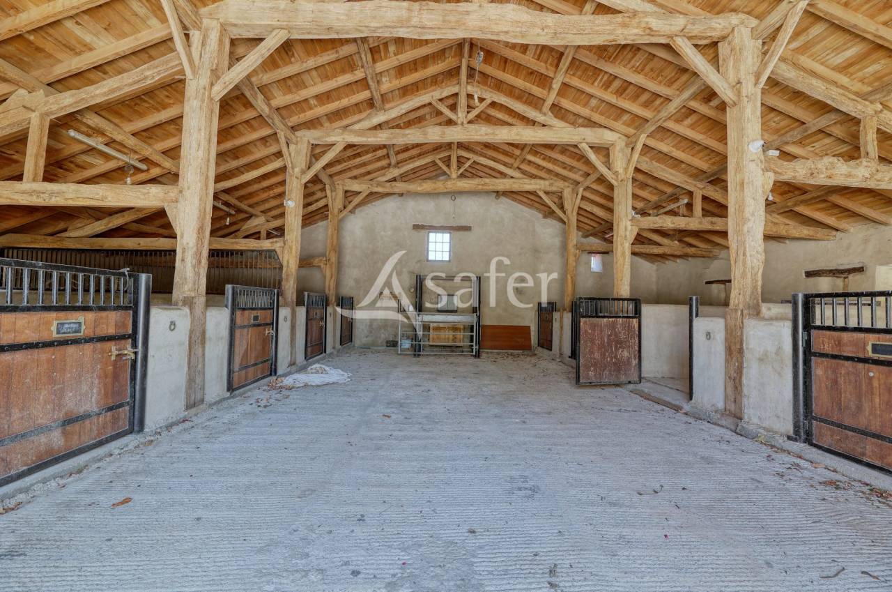 Equestrian property  Vend&eacute;e