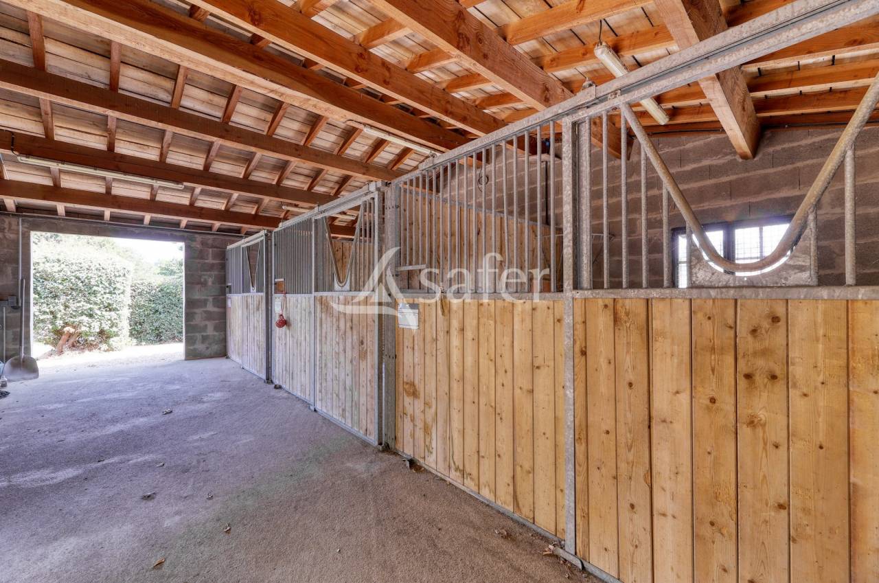 Equestrian property  Vend&eacute;e