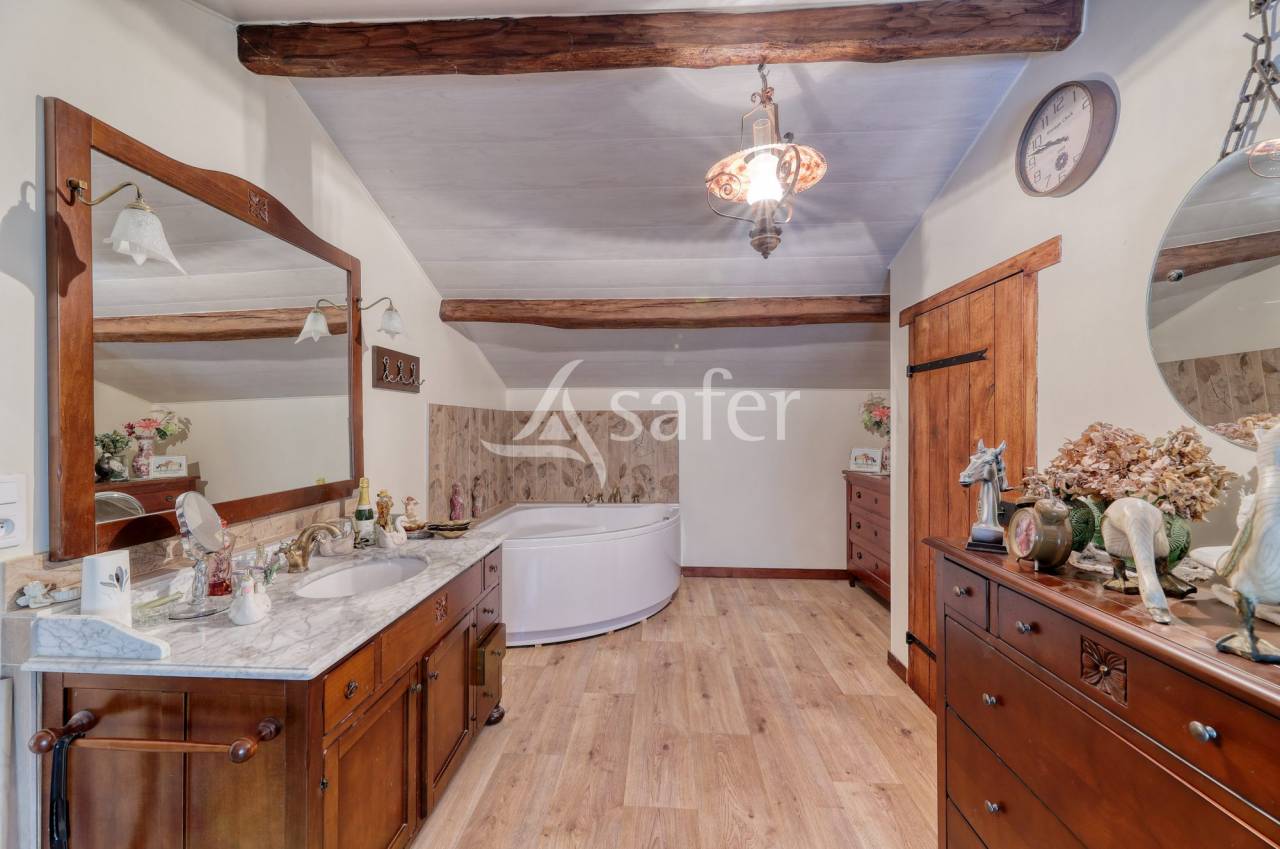 Equestrian property  Vend&eacute;e