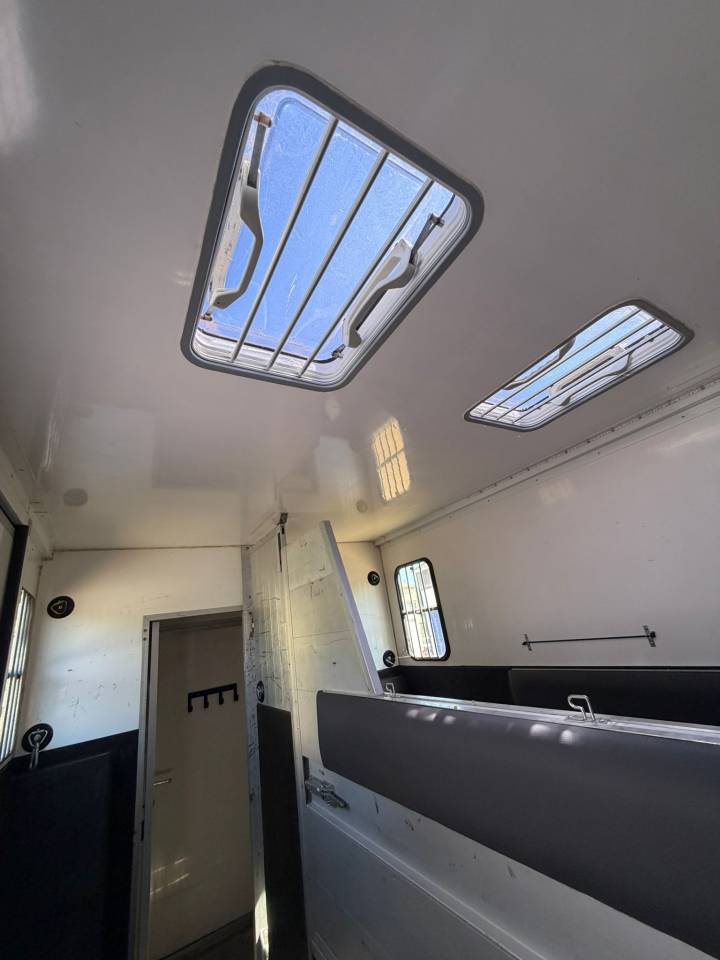 Horsebox HGV Les Vans ACR Renault Master 2021 Used