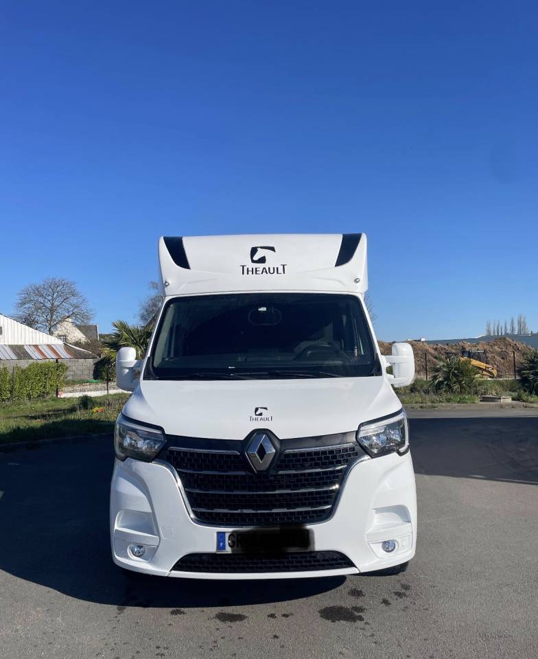 Horsebox HGV Renault master proteo switch stalles 2023 Used