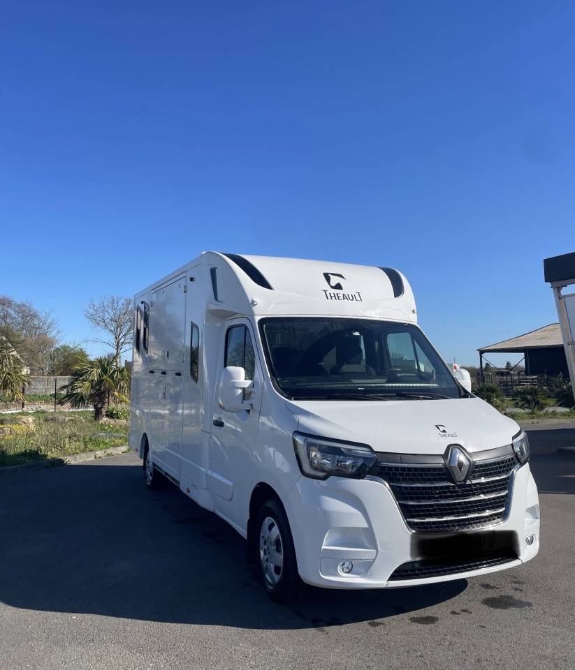 Horsebox HGV Renault master proteo switch stalles 2023 Used