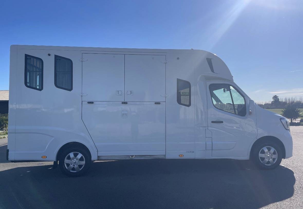Horsebox HGV Renault master proteo switch stalles 2023 Used