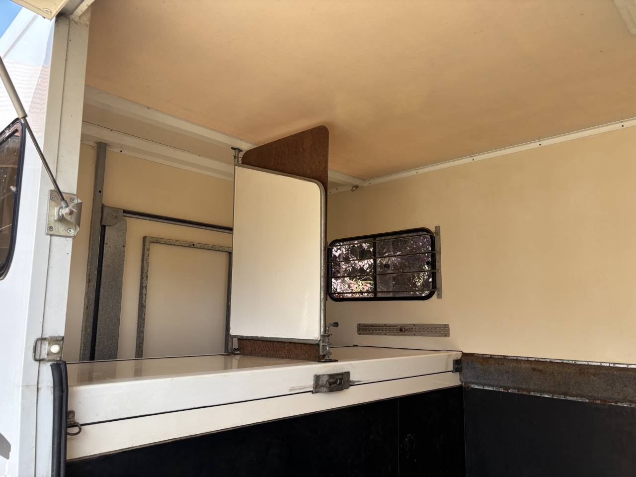 Horse trailer Renault Master 2 Stalls 2008 Used