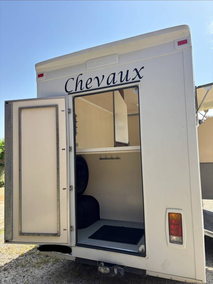 Horse trailer Renault Master 2 Stalls 2008 Used