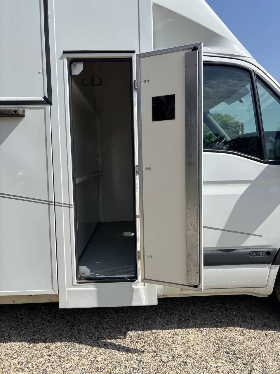 Horse trailer Renault Master 2 Stalls 2008 Used