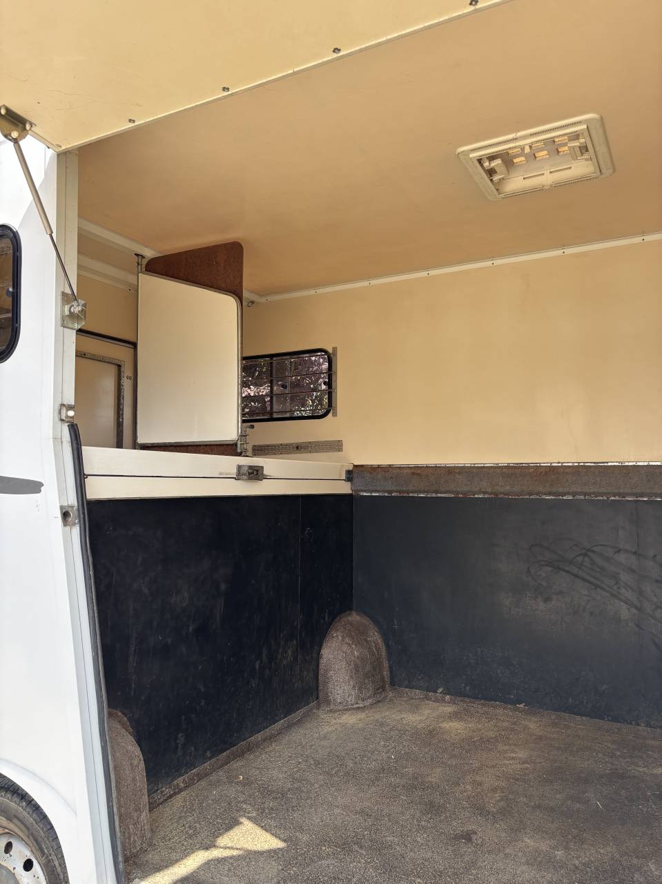 Horse trailer Renault Master 2 Stalls 2008 Used