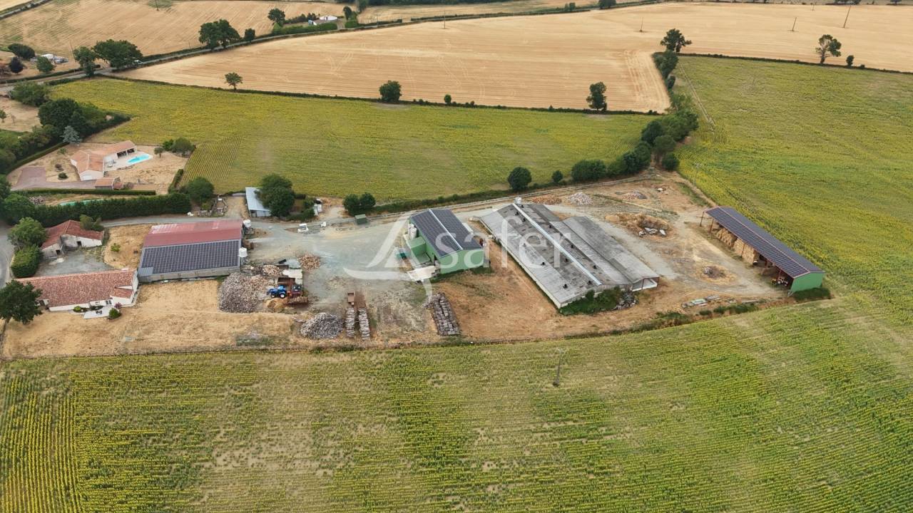 Hog farm / Piggery  Vend&eacute;e