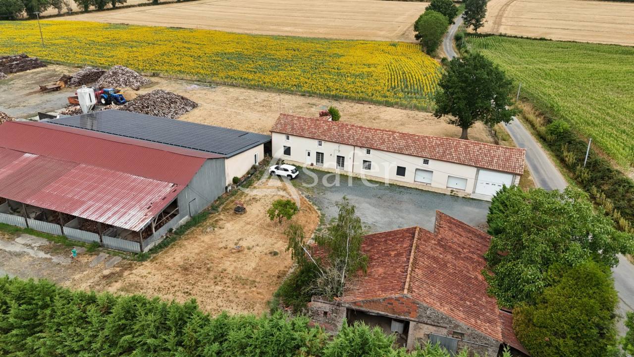 Hog farm / Piggery  Vend&eacute;e