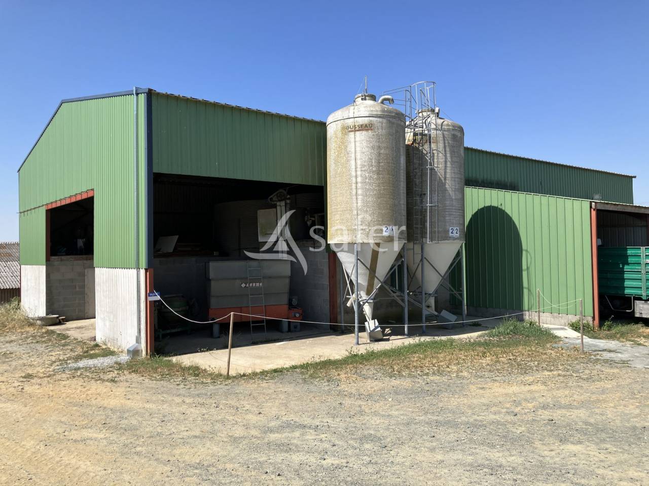 Hog farm / Piggery  Vend&eacute;e