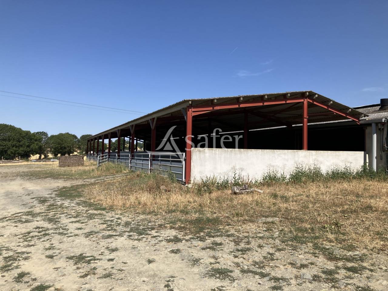 Hog farm / Piggery  Vend&eacute;e
