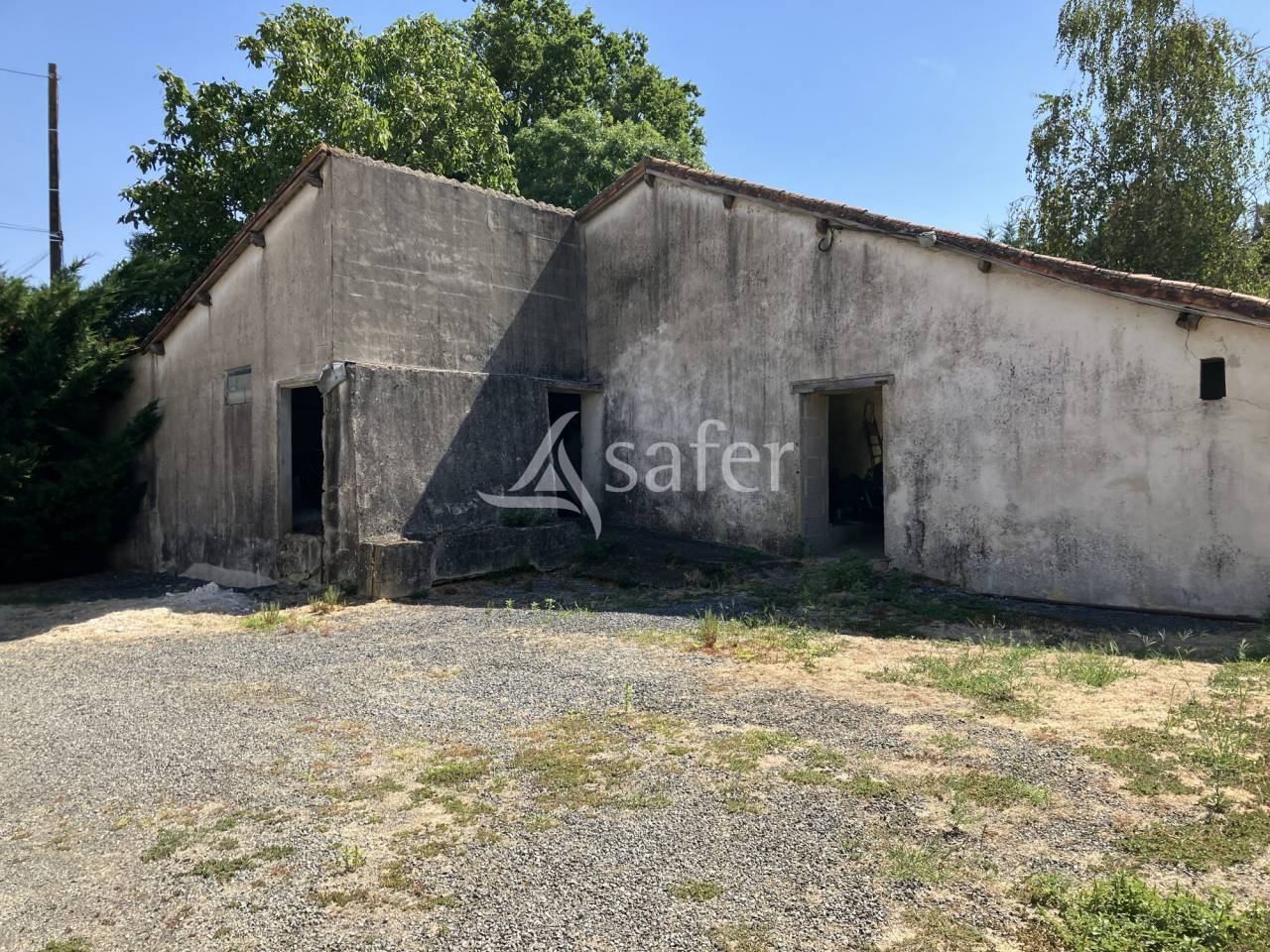 Hog farm / Piggery  Vend&eacute;e