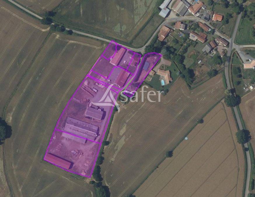 Hog farm / Piggery  Vend&eacute;e