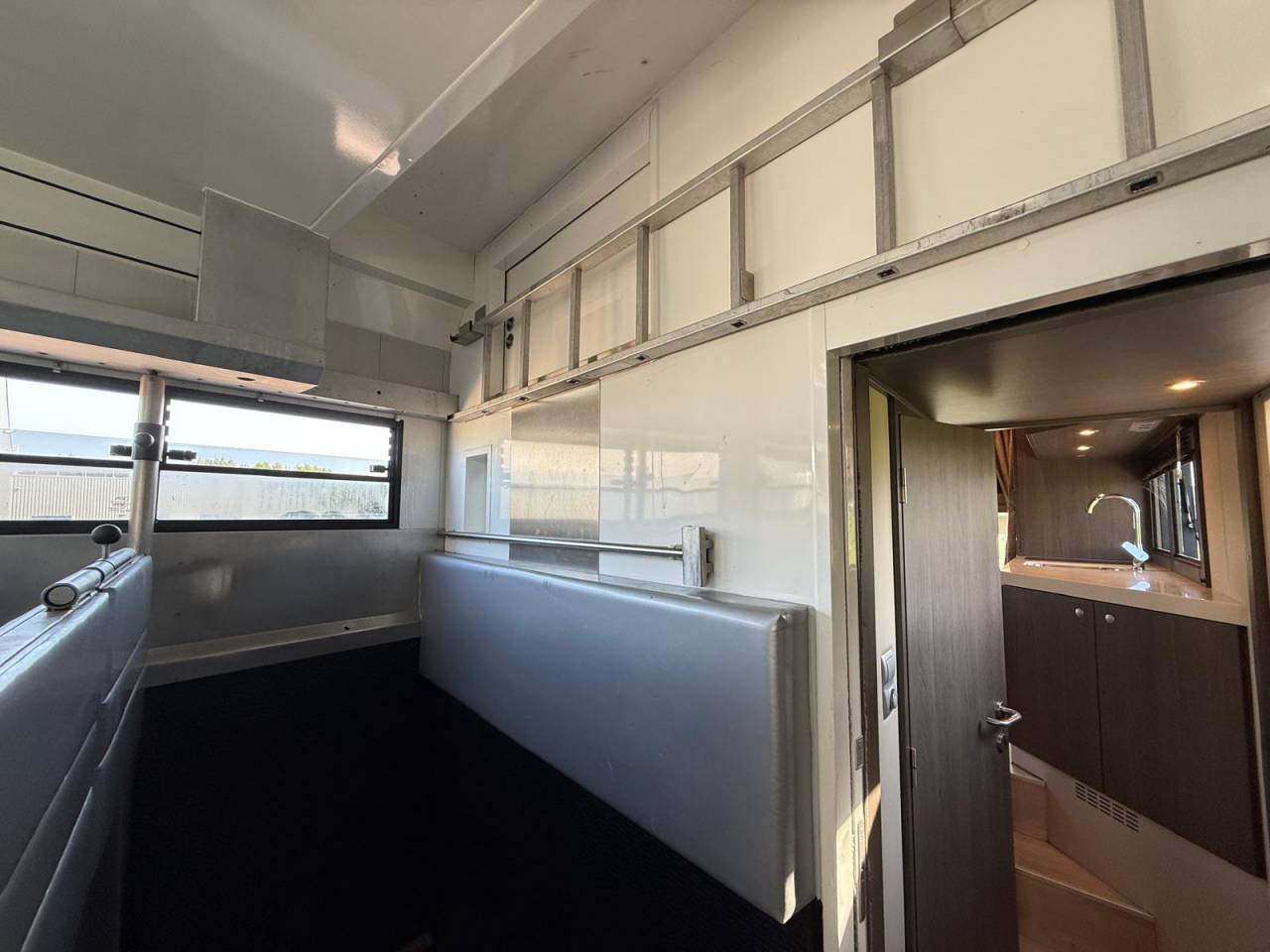 Horsebox NON-HGV STX STX 6 CHEVAUX  2011 Used