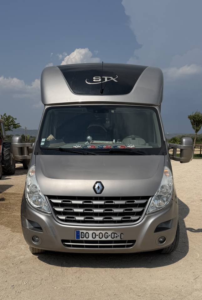 Horsebox HGV STX 3 places assises Stalle 2 chevaux  2014 Used