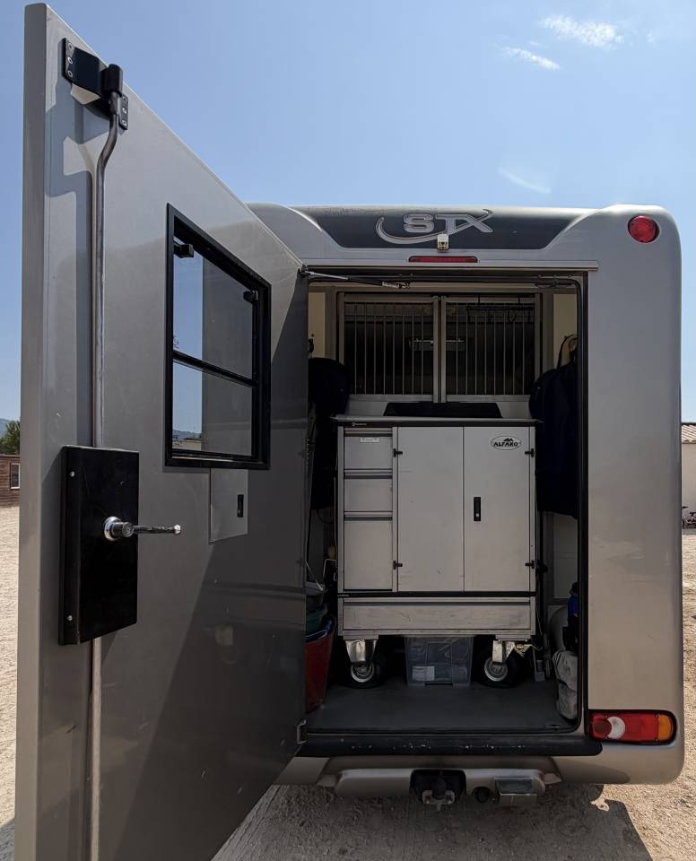Horsebox HGV STX 3 places assises Stalle 2 chevaux  2014 Used