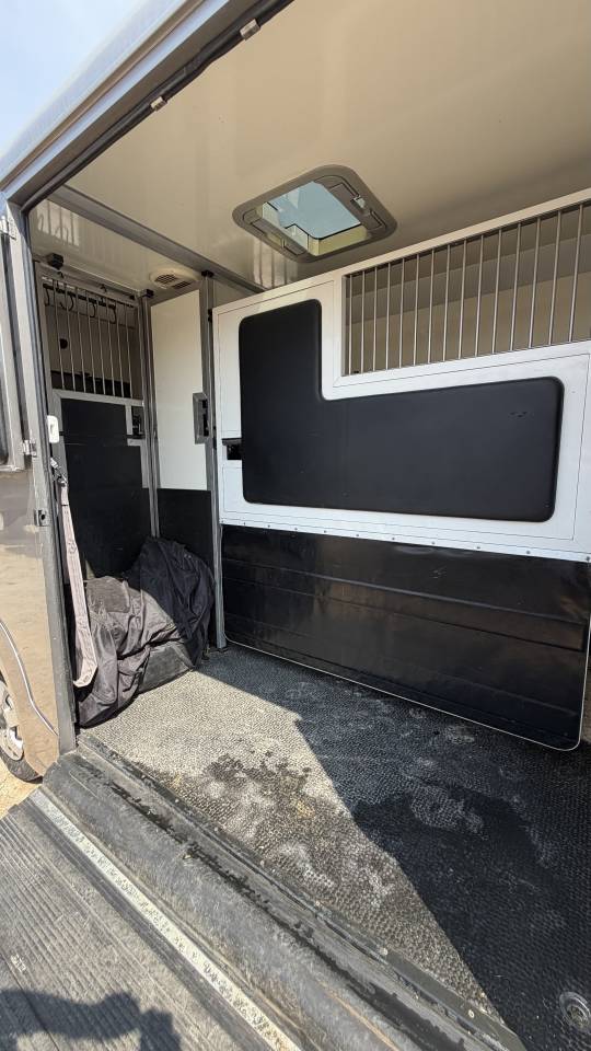 Horsebox HGV STX 3 places assises Stalle 2 chevaux  2014 Used