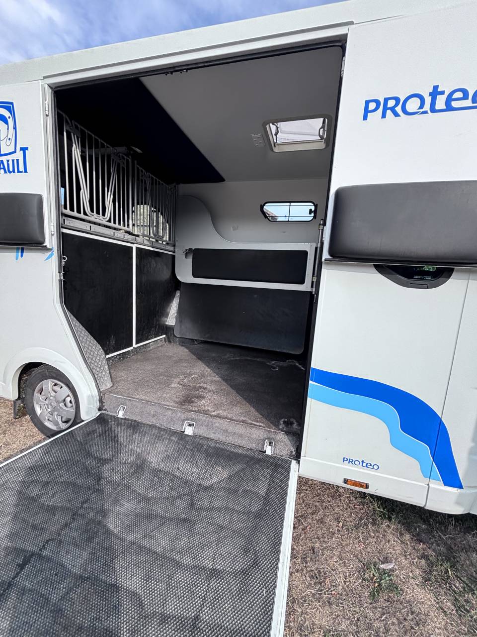 Horsebox HGV Renault Master Proteo 2010 Used