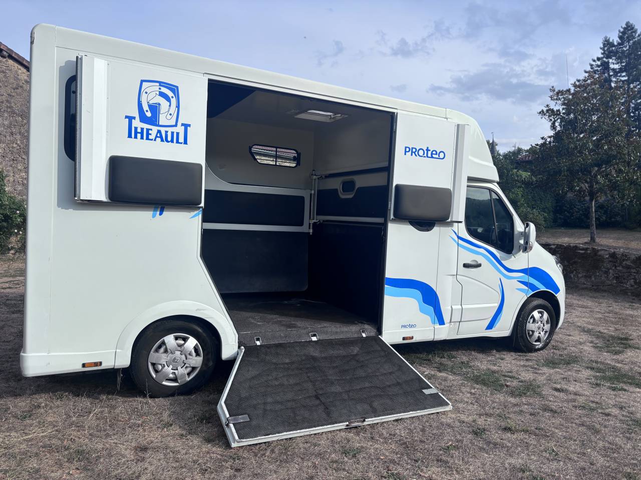 Horsebox HGV Renault Master Proteo 2010 Used