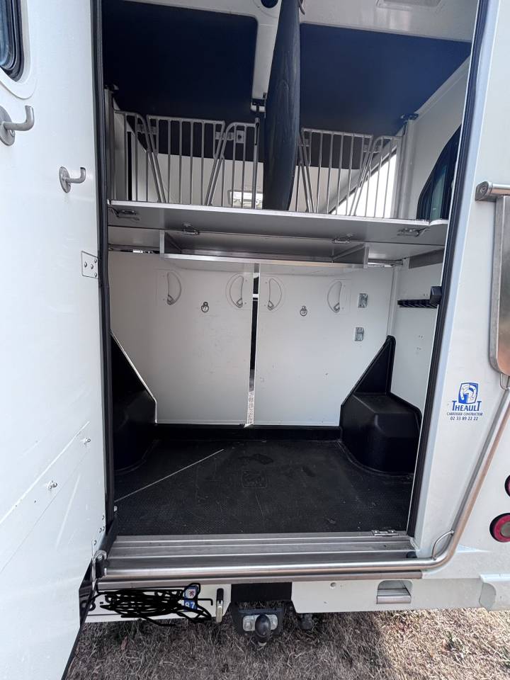 Horsebox HGV Renault Master Proteo 2010 Used
