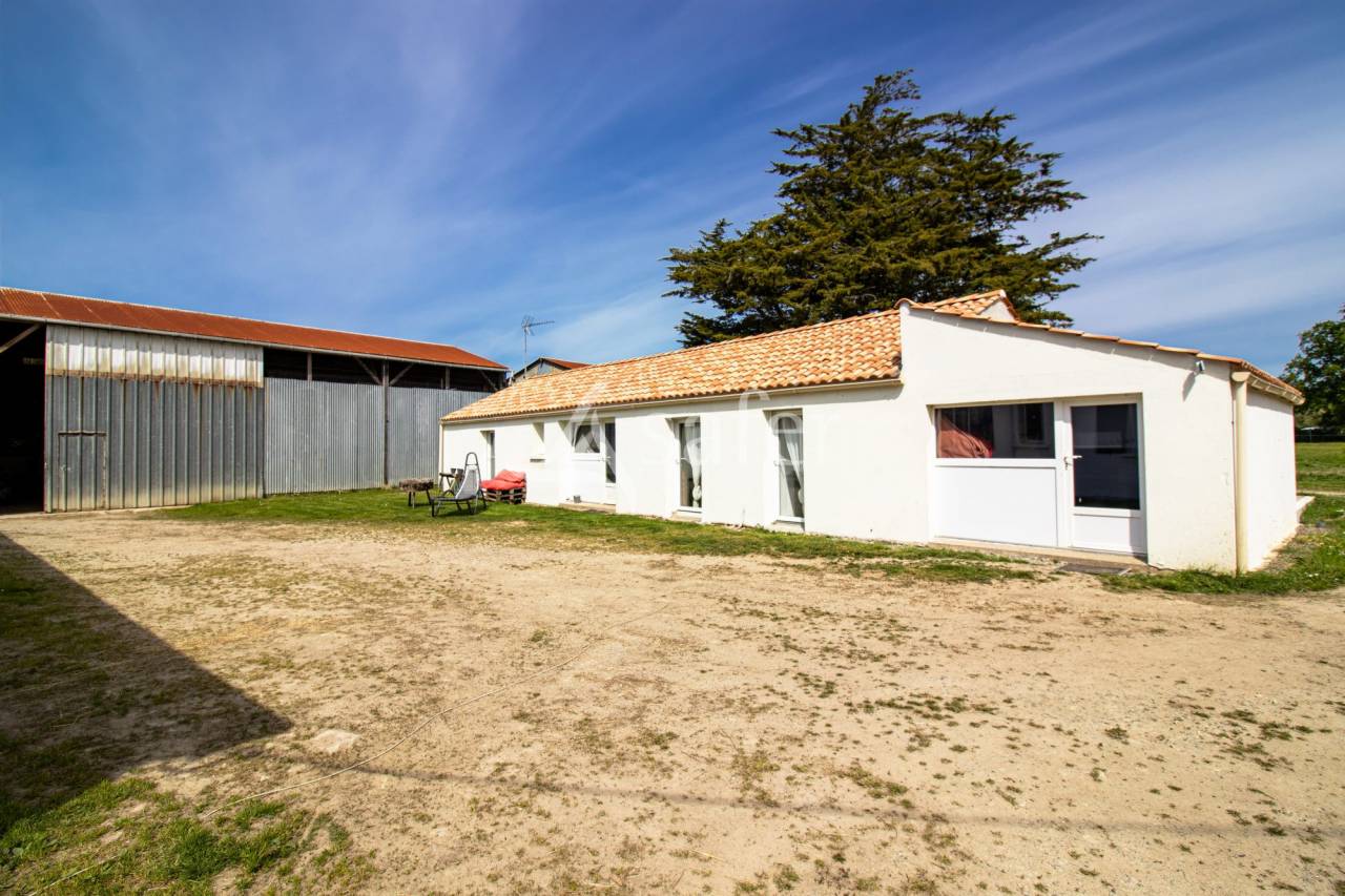 Equestrian property  Vend&eacute;e