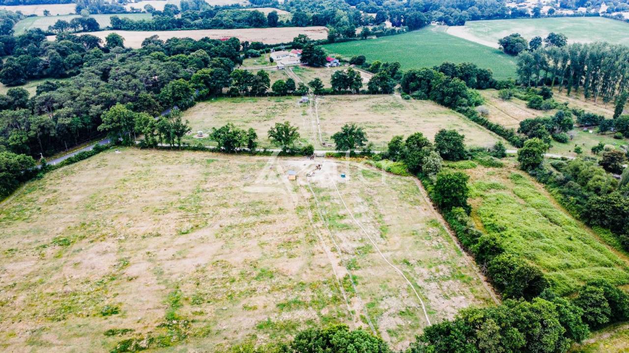 Equestrian property  Vend&eacute;e
