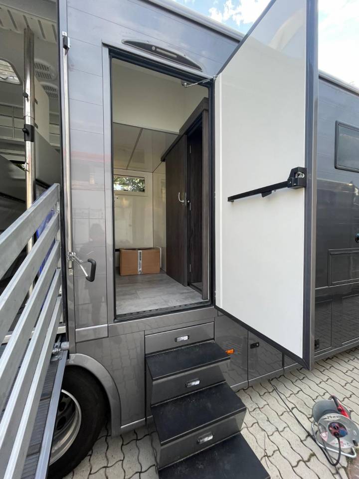 Horsebox NON-HGV Scania SCANIA P360 DICKENHERR POP OUT 2014 Used