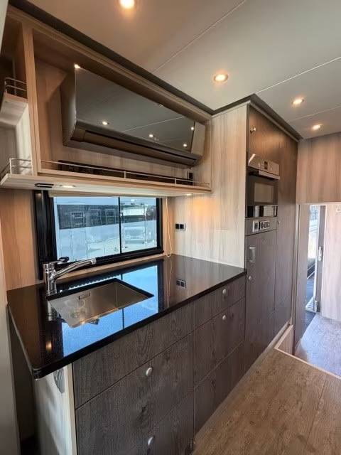 Horsebox NON-HGV Volvo VOLVO FH 500 ROELOFSEN RR6 POP OUT & PUSH UP 2016 Used