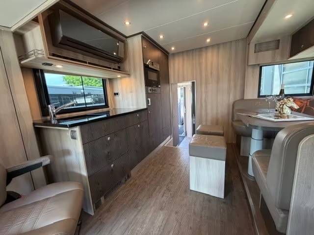 Horsebox NON-HGV Volvo VOLVO FH 500 ROELOFSEN RR6 POP OUT & PUSH UP 2016 Used
