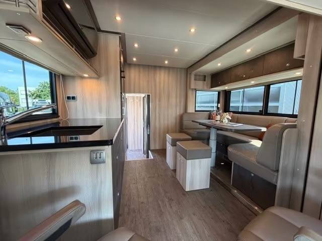 Horsebox NON-HGV Volvo VOLVO FH 500 ROELOFSEN RR6 POP OUT & PUSH UP 2016 Used