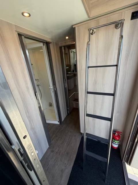 Horsebox NON-HGV Volvo VOLVO FH 500 ROELOFSEN RR6 POP OUT & PUSH UP 2016 Used