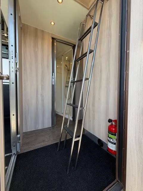 Horsebox NON-HGV Volvo VOLVO FH 500 ROELOFSEN RR6 POP OUT & PUSH UP 2016 Used